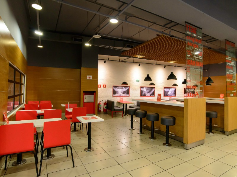Como o mobiliário certo melhora a operação de restaurantes e fast food